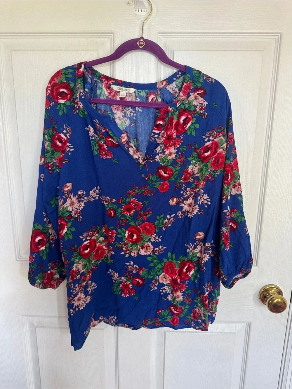 Pioneer woman Floral V-Neck Women's Top - Blue with Red Rose Print NWT
